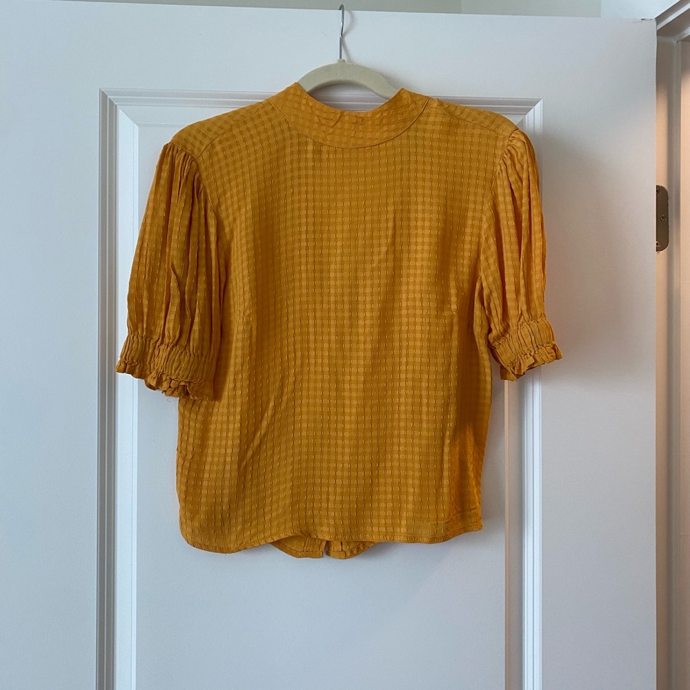 Adorable yellow blouse